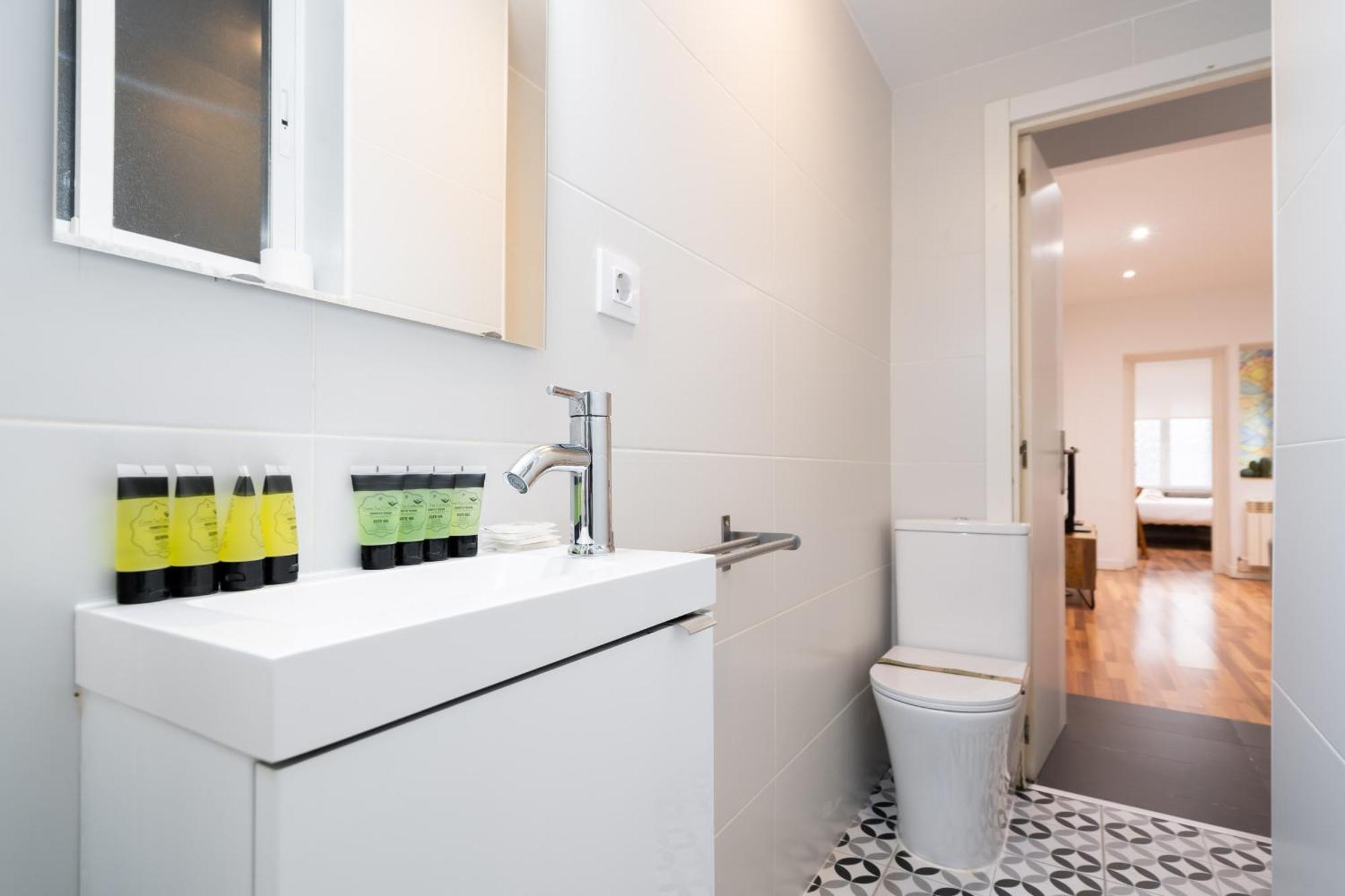 Apartamento En La Plaza De Lavapies Alquiler Temporal Madrid Exterior photo